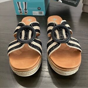 Baretraps Posture Wedge Sandals Black/Cream Size 9 1/2. New never worn .